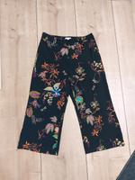 H&M Hose Culotte Größe 44 schwarz mit Blumen Nordrhein-Westfalen - Arnsberg Vorschau