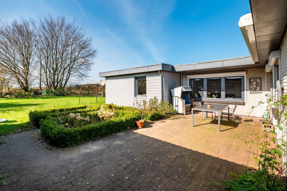 Ebenerdiges Wohnen im Grünen: Dieser Bungalow bietet Platz und viele Gestaltungsmöglichkeiten. in Oster-Ohrstedt