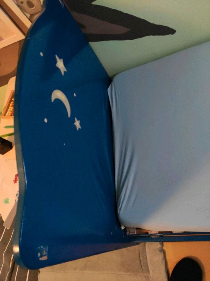 ZU VERSCHENKEN: schönes Kinderbett aus Holz mit Matratze in Hamburg