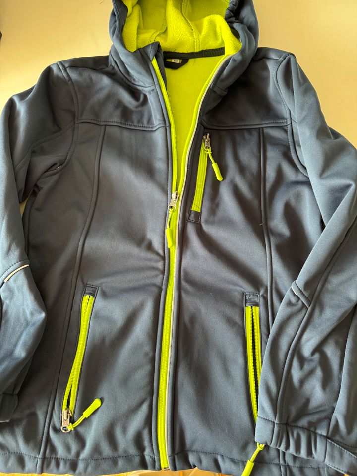 Schöne neue Softshell Jacke , Gr. 152, dunkelblau in Hamburg