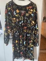 Super schönes Blumen Kleid Größe 40 Niedersachsen - Hann. Münden Vorschau