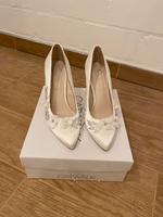 Wunderschöne neuwertige Brautschuhe mit Blumenapplikationen usw Niedersachsen - Rinteln Vorschau