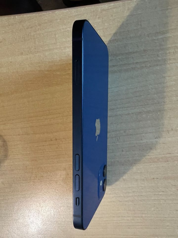 iPhone 12 in Blau mit 64GB in Berlin