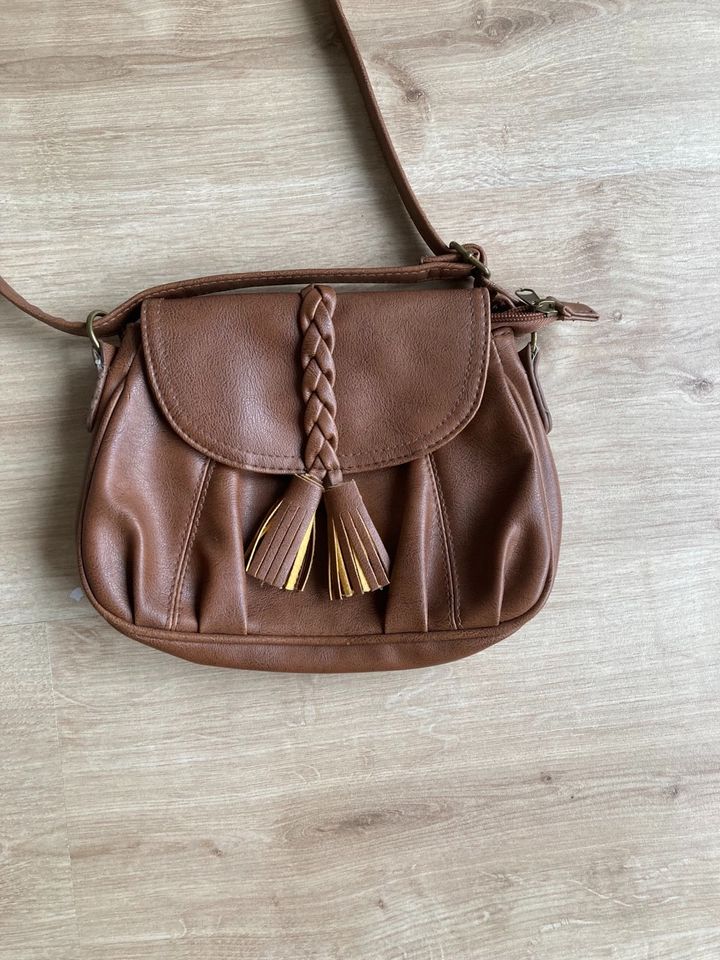 niedliche kleine Handtasche, Farbe Cognac in Kadenbach