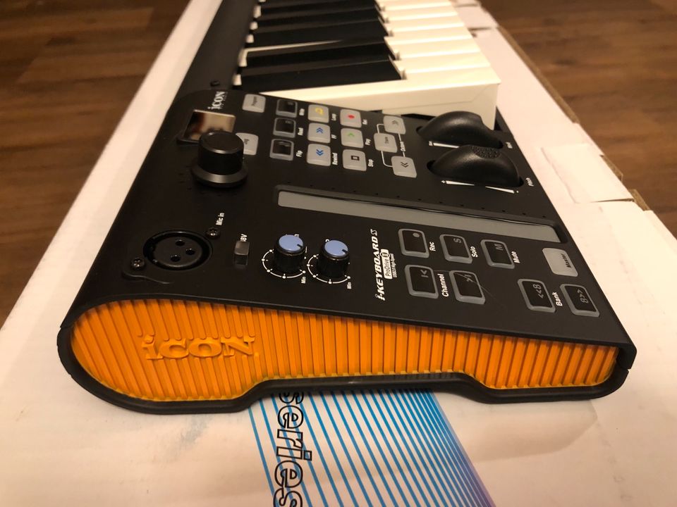 NEUWERTIG! ICON 6S MIDI Masterkeyboard + Soundkarte in Hamburg