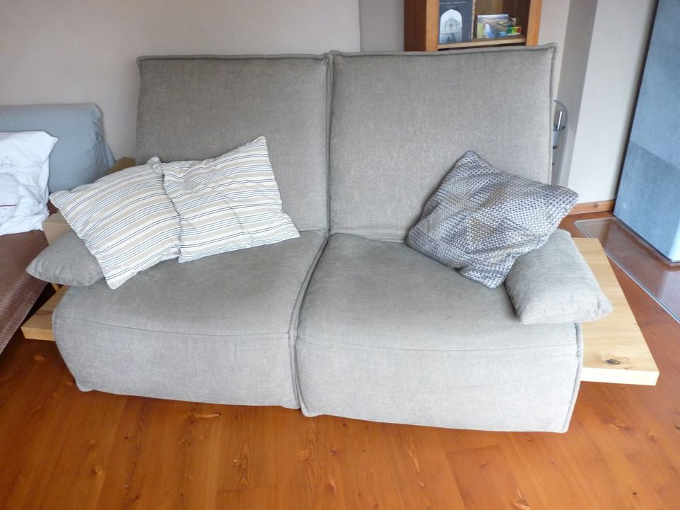 Koinor EPOS C Sofa in grün mit Plateau in Echtholzfurnier in Schönau