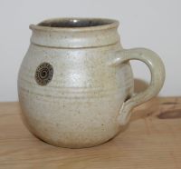 Vase / Krug / Kännchen Steingut Töpferei Petra beige 10 cm Niedersachsen - Uelzen Vorschau