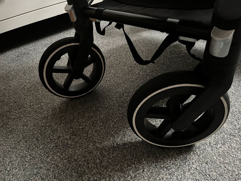 Cybex Priam Platinum Kinderwagen+Cybex Babyschlale&Isofixstation in Elterlein