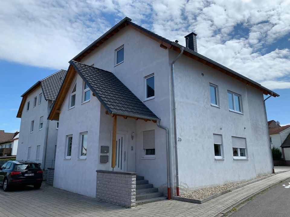 **Solide Rendite - 30.000 € jährliche Kaltmiete*** Modern, schick & gepflegt - exklusive Maisonette-Whg in Duplexhaus in Ramstein-Miesenbach