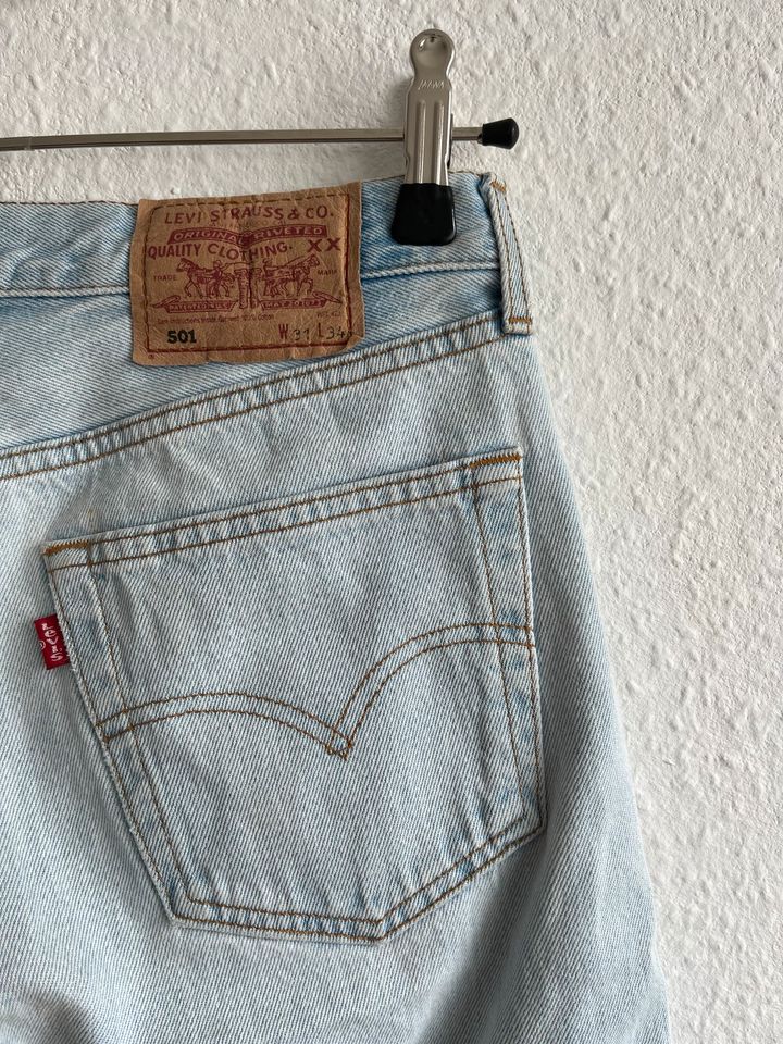 Vintage Levi’s 501 Jeans W31 L32 Bleached Blue in Berlin