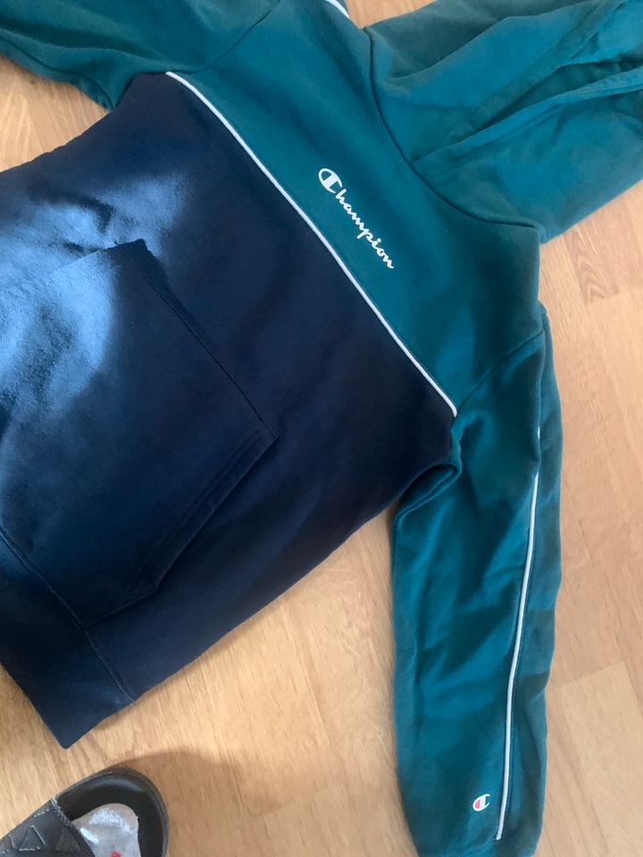 Champion Kapuzenpullover hoddie neuwertig Größe 135/140 junge in Chorin