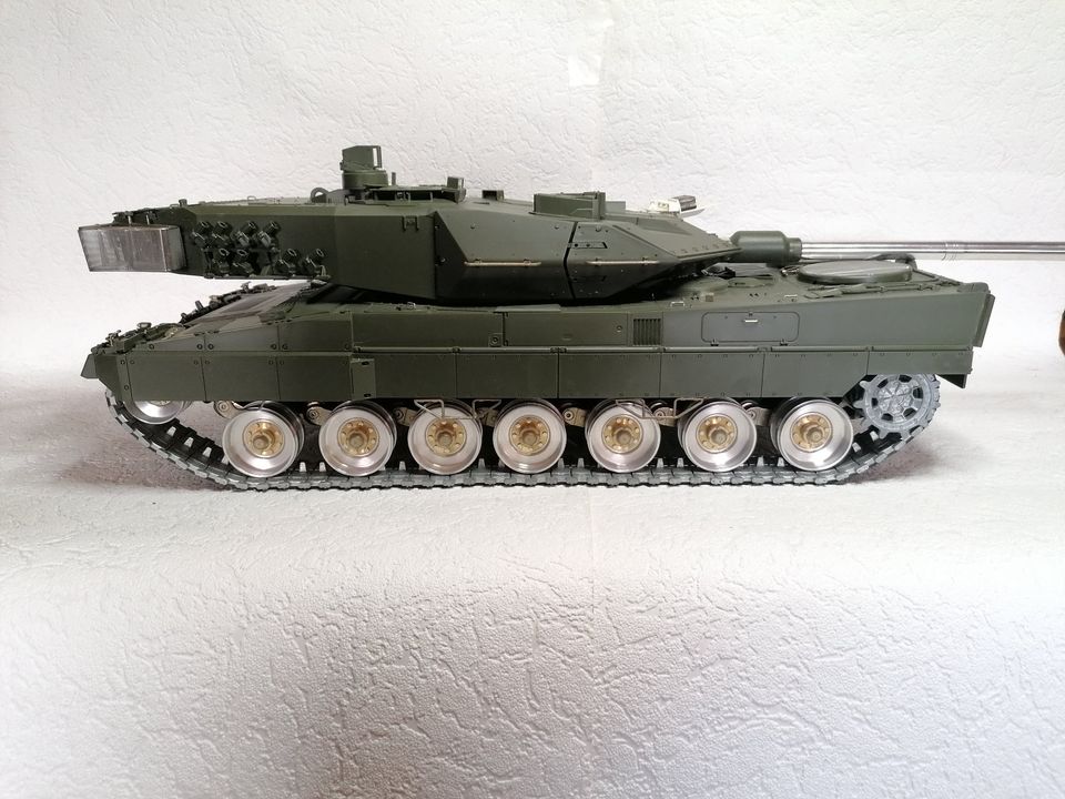 Tamiya Leopard 2A6 1:16 mit umfangreichem Zubehör in Flieden