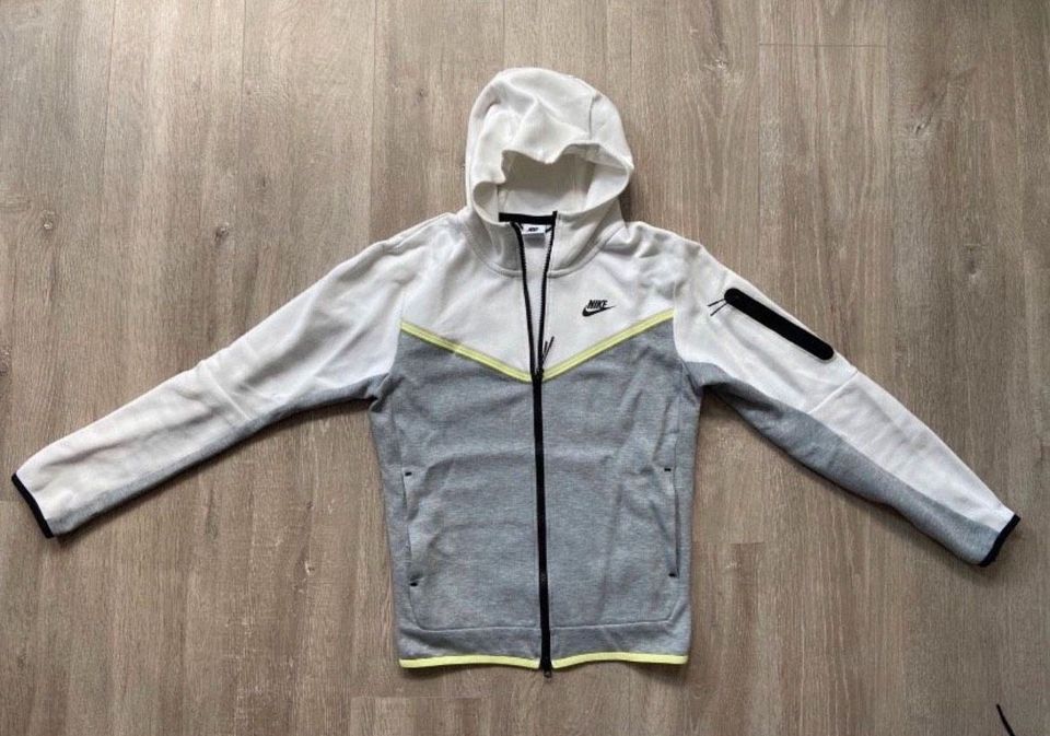 Nike Tech Fleece Jacke GR. S weiß in Dillingen (Donau)