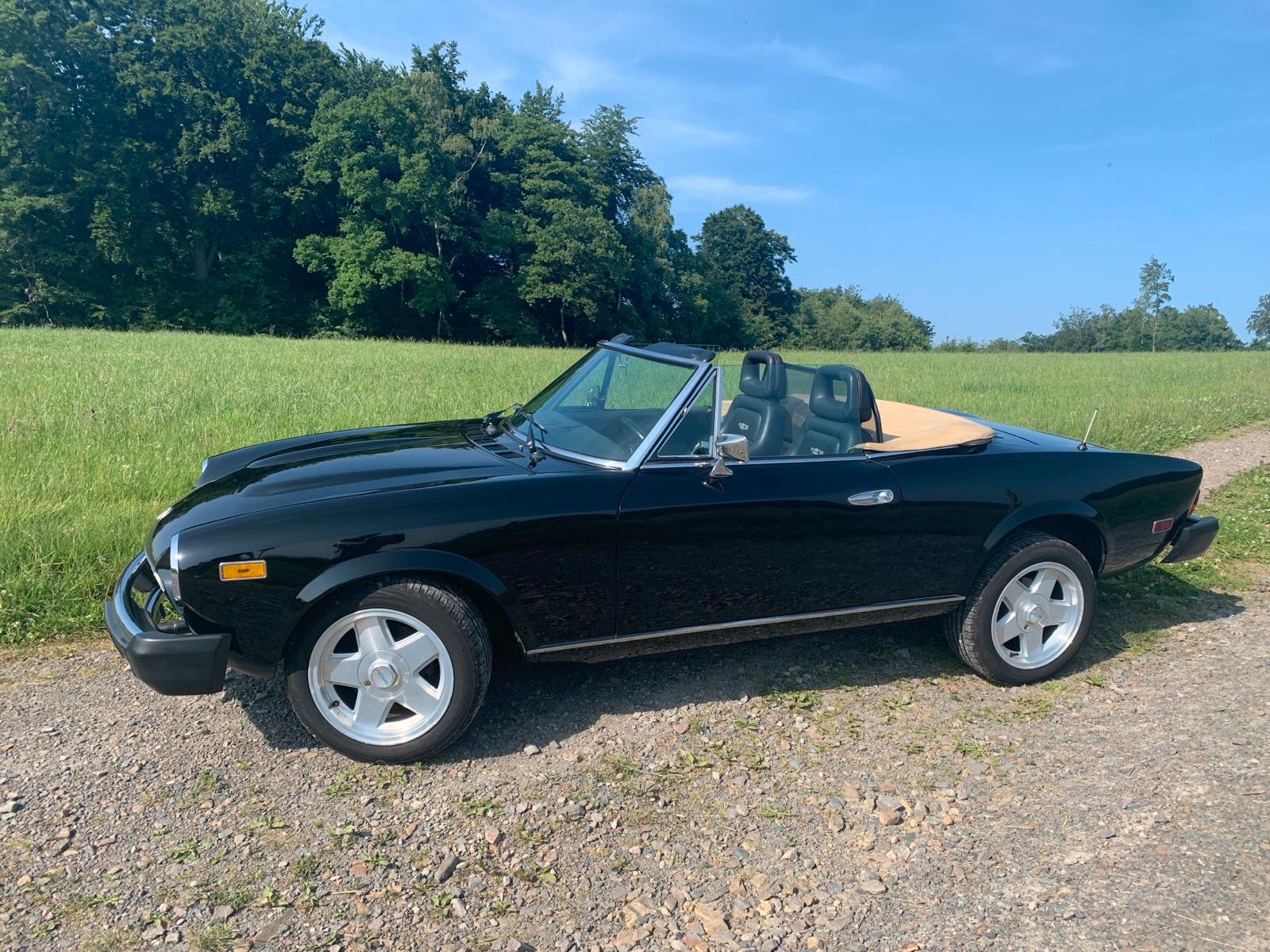 Abbildung des Autos Fiat Spider 124 CS2 schw…