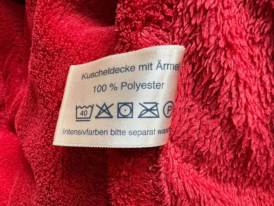 Kuscheldecke mit Ärmeln aus Fleece in Herrenberg