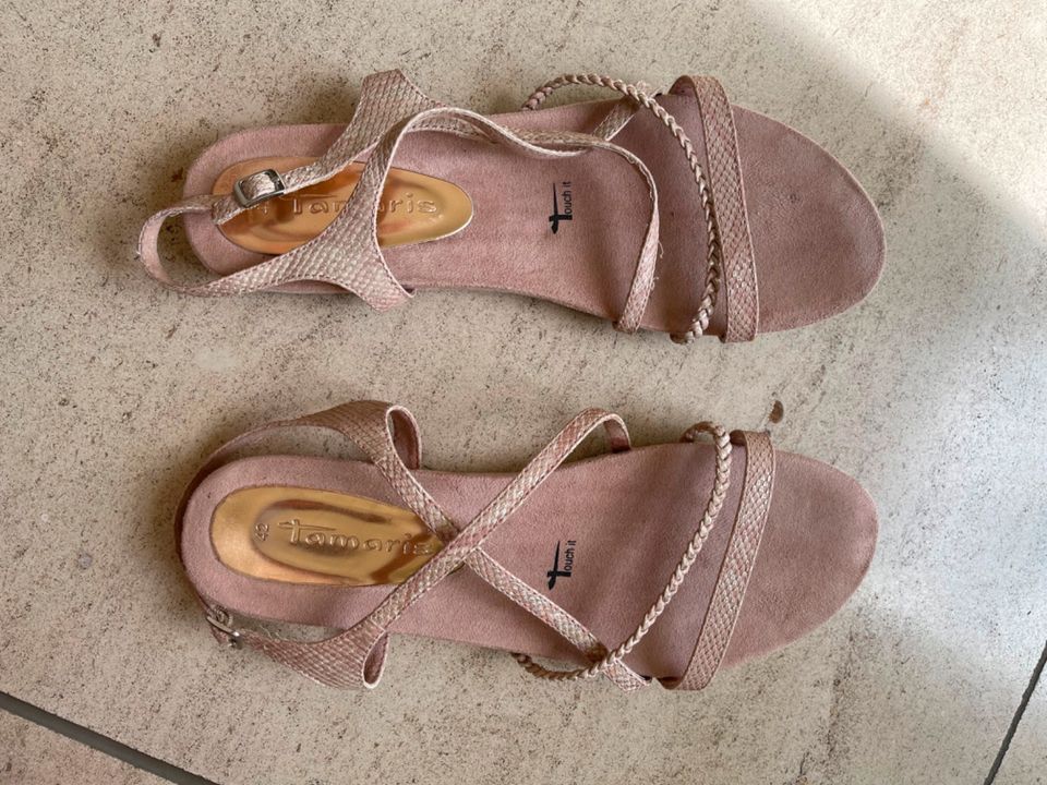 Tamaris Sandalen flach in rosé Größe 42 in Düsseldorf