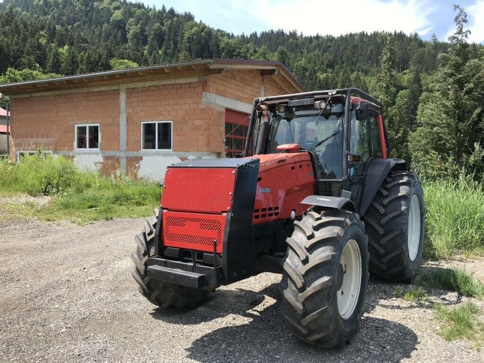 Forstschlepper/ Forsttraktor Valtra 8350/ Rüfa/ Kran/ Seilwinde in Nesselwang