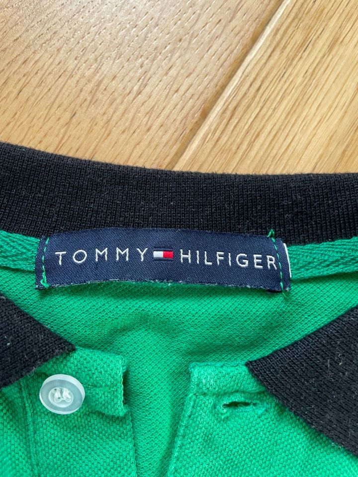 Tommy Hilfiger Polo Shirt grün weiß schwarz 116 in Kerpen