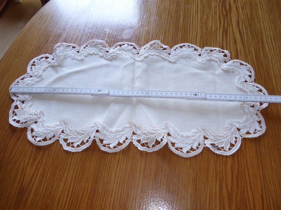 Tischläufer oval ca 50cm lang, ca 28cm breit in Hürth