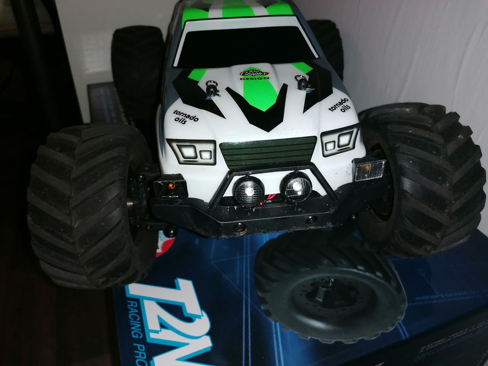 T2M Pirate XT-V 1/10 RC Truck Neuwertig in Morsbach