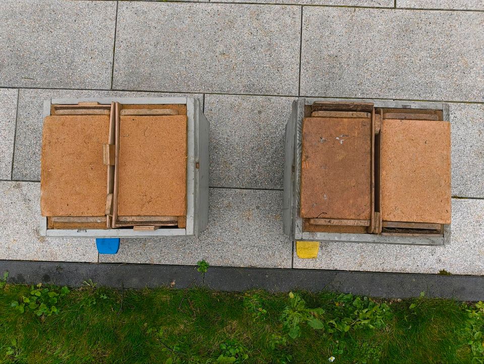 Bienenstöcke Häuser  Bienenwaben Imkerei Imker Honig Winterhaus in Köln