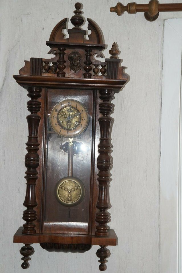 Wanduhr mit Pendel in Schenklengsfeld