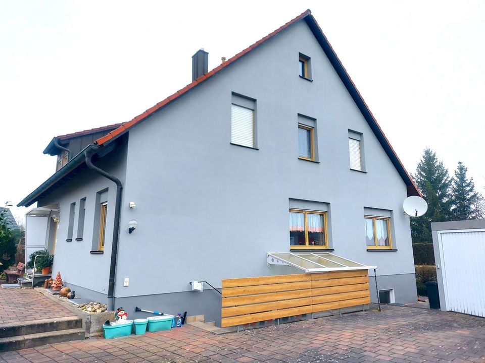 Großzügiges Zweifamilienhaus in ruhiger Wohnlage - hier ist Platz für zwei Generationen! in Leutershausen