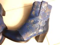 exklusive handgefertigte Echt Leder Schuhe Gr. 38, Blumen geprägt Niedersachsen - Isenbüttel Vorschau