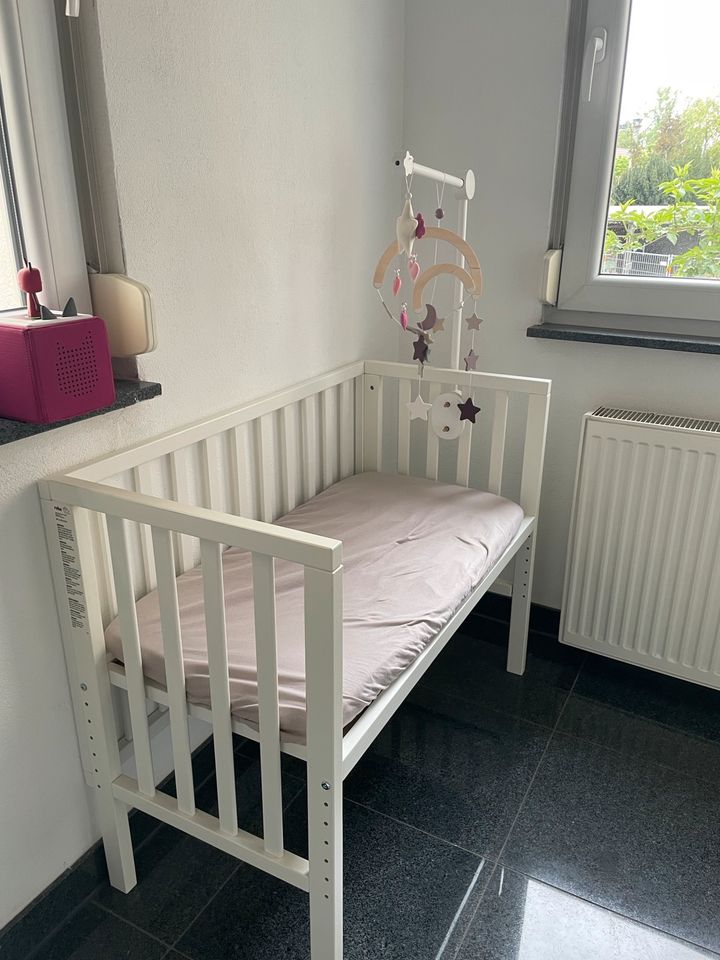 Schönes und neuwertiges Beistellbett in weiss in Ludwigsburg