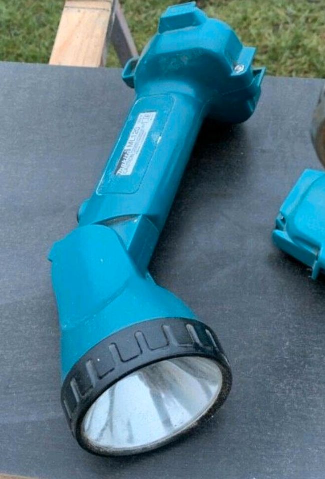 Makita Taschenlampe + Bohrmaschine + Ersatzakkus/Ladestation in Hamburg