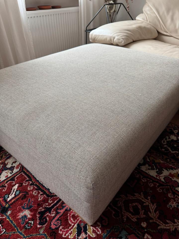 Großer Sitzhocker mit viel Stauraum / als Recamiere nutzbar in Berlin