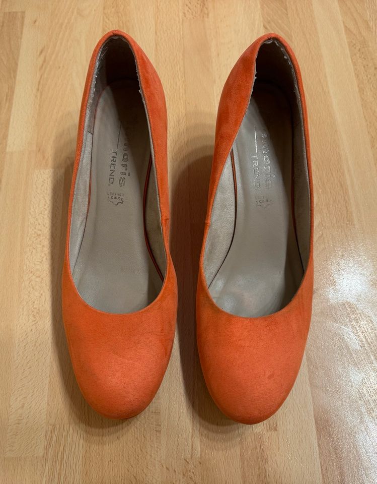 Tolle orange Tamaris Pumps mit Keilabsatz - Gr.42 in Solingen