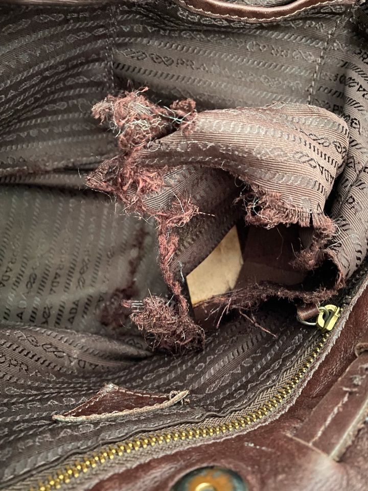 Prada Damen Tasche braun Leder(Innenfutter beschädigt)große in Eningen