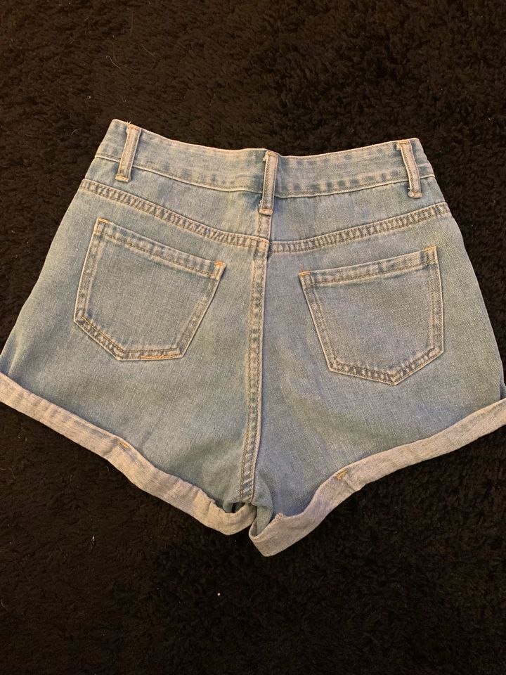 Jeansshorts SHEIN  blau mit Blumen Gr.XS in Stuttgart