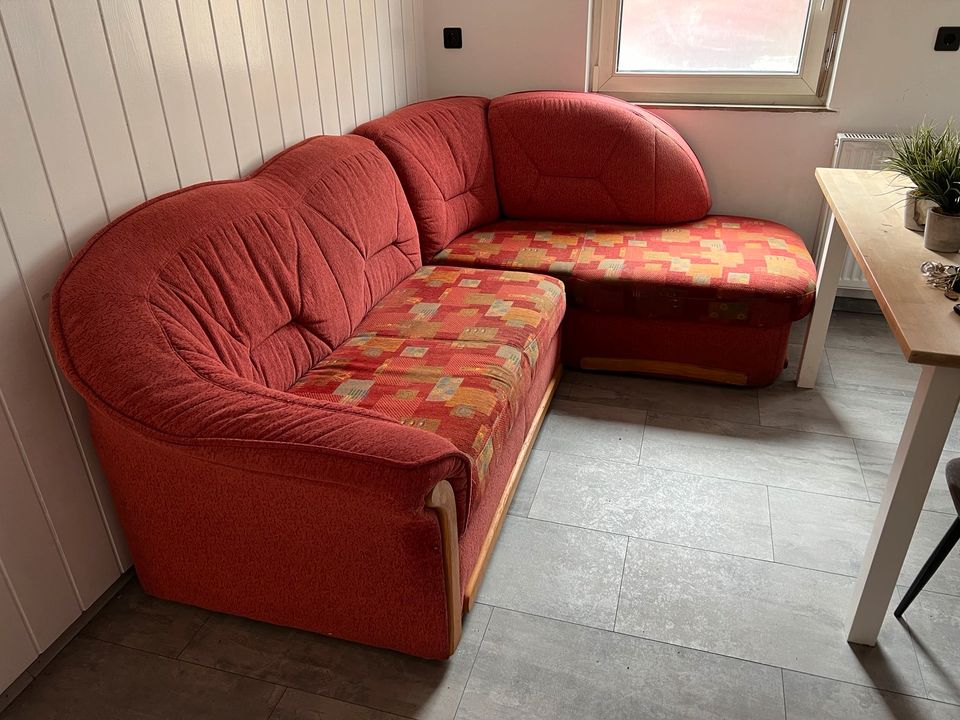 Sofa/Schlaffunktion rot 2,35 x 1,70 m in Staufenberg