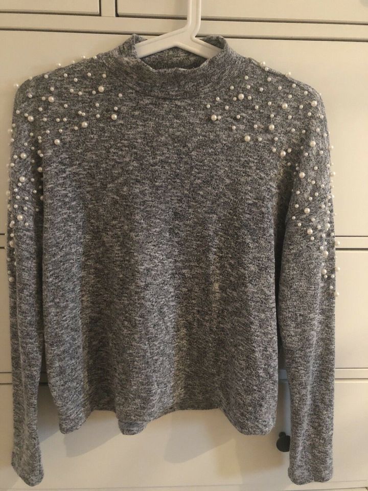 Grauer Turtleneck Pulli Oberteil mit weißen Perlen H&M in Schellweiler