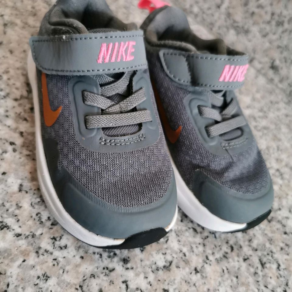 Nike Schuhe Kleinkind Gr. 22 in Hanau