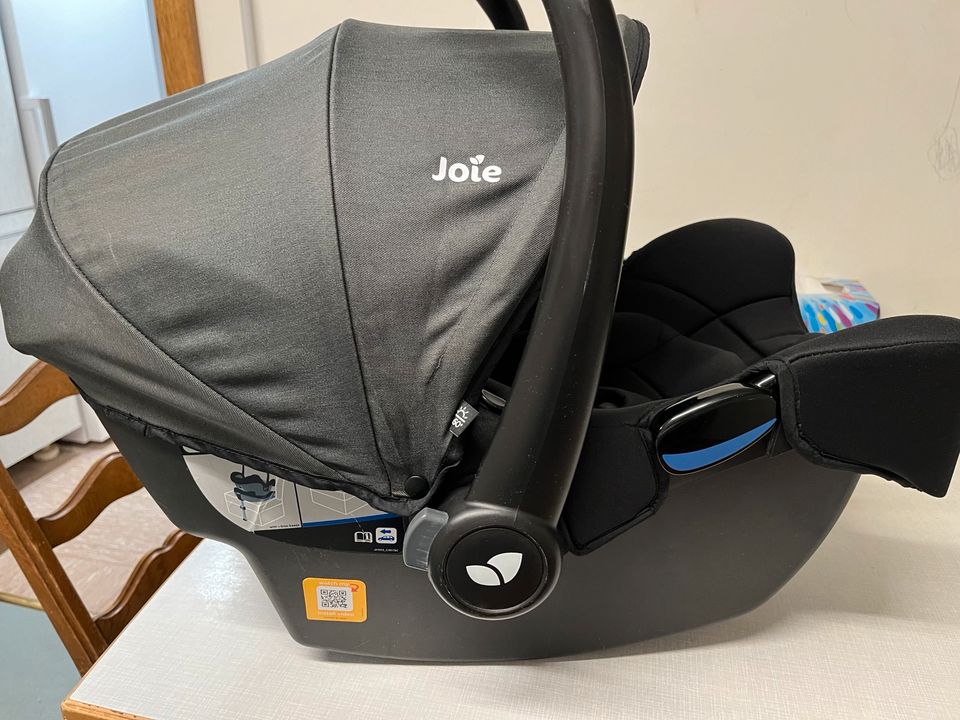 Joie Babyschale mit i-Base Advance in Erkelenz