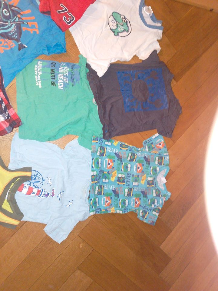 Bekleidungs-Set 6T-Shirts, 1 Hemd, 3 Hosen in Halle