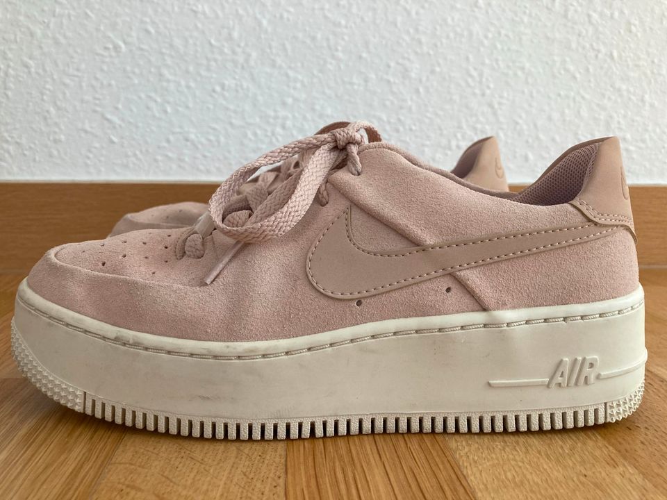 Nike Air Force rose in Vettelschoß