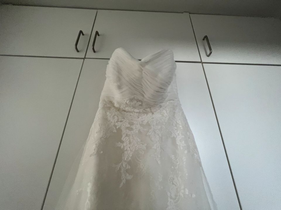 Brautkleid Cecile Meerjungfrau Spitze ivory Größe 38 / M in Köln