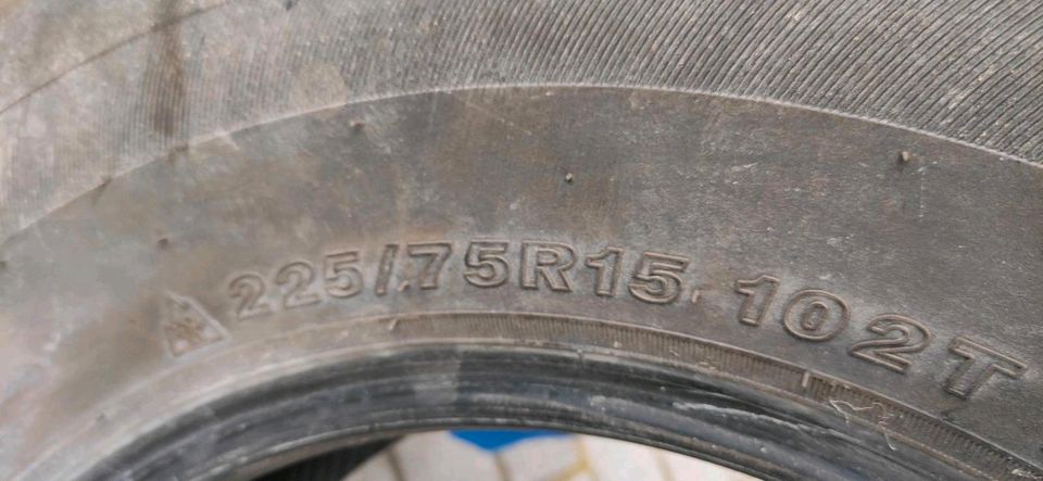 Allwetterreifen Reifen 225 75 15 102 7.5 mm 4 Jahre alt in Schloß Holte-Stukenbrock