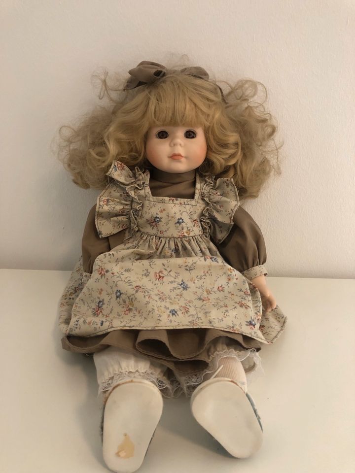 Puppe aus Porzellan und Baumwolle in Wilhelmshaven
