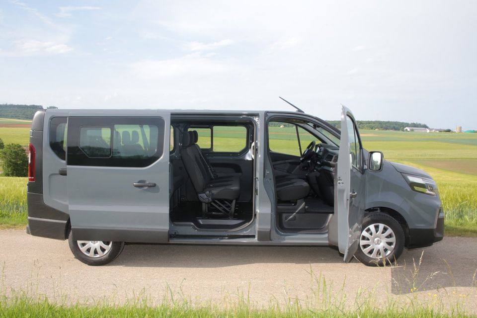 Kleinbus mieten: Nissan Primastar 9-Sitzer mit langem Radstand!! in Oettingen in Bayern