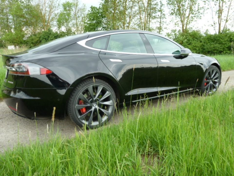 Tesla Model S Performance Ludicrous Raven Vollausstattung in Rimpar