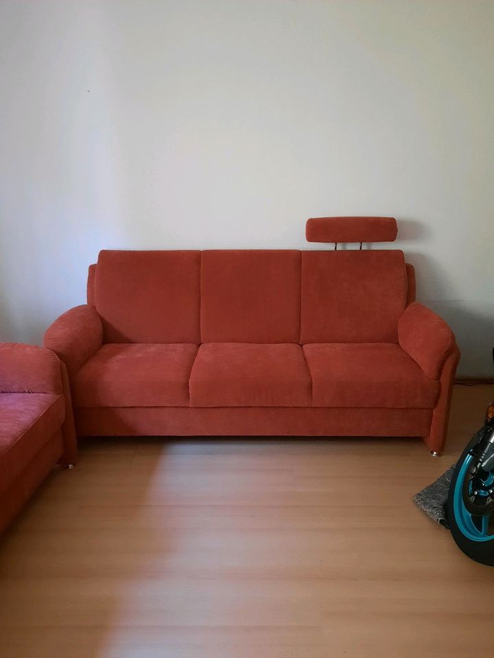 Rote Sofagarnitur/Couch/Sitzecke mit zwei Sesseln in Windhagen