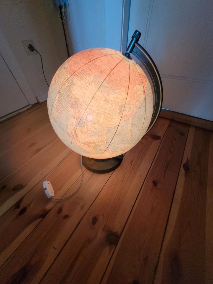 Beleuchteter Globus in Berlin