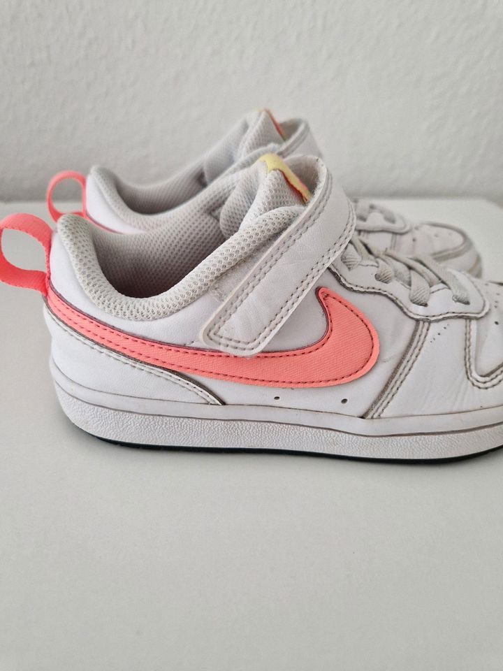 Nike sneaker, weiß, neon pink, Klettverschluss, top Zustand 31 in Sasbach