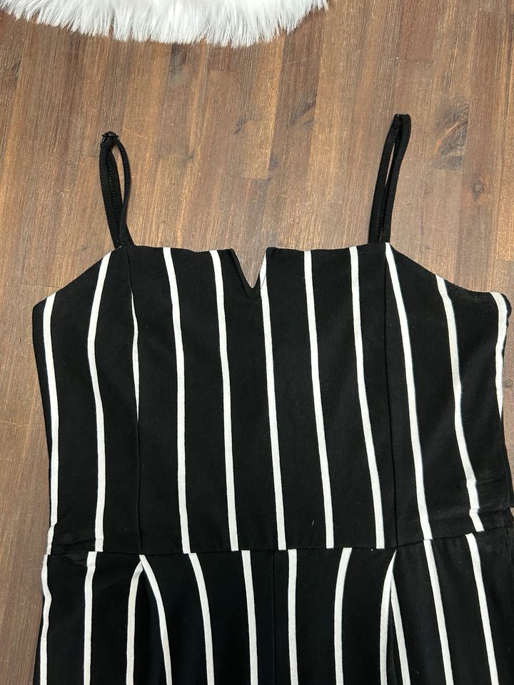 Neuwertiger Jumpsuit Bershka, M/L, gestreift, schwarz/weiß in Kamp-Lintfort