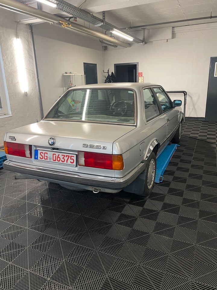 BMW e30 325 2,7 Schalter Coupé  2.Hand Tausche in Solingen